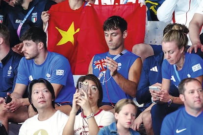 El saltador Tom Daley, pionero del acto revolucionario de hacer ganchillo en público. Aquí, en los Juegos Olímpicos de Tokio en 2021.