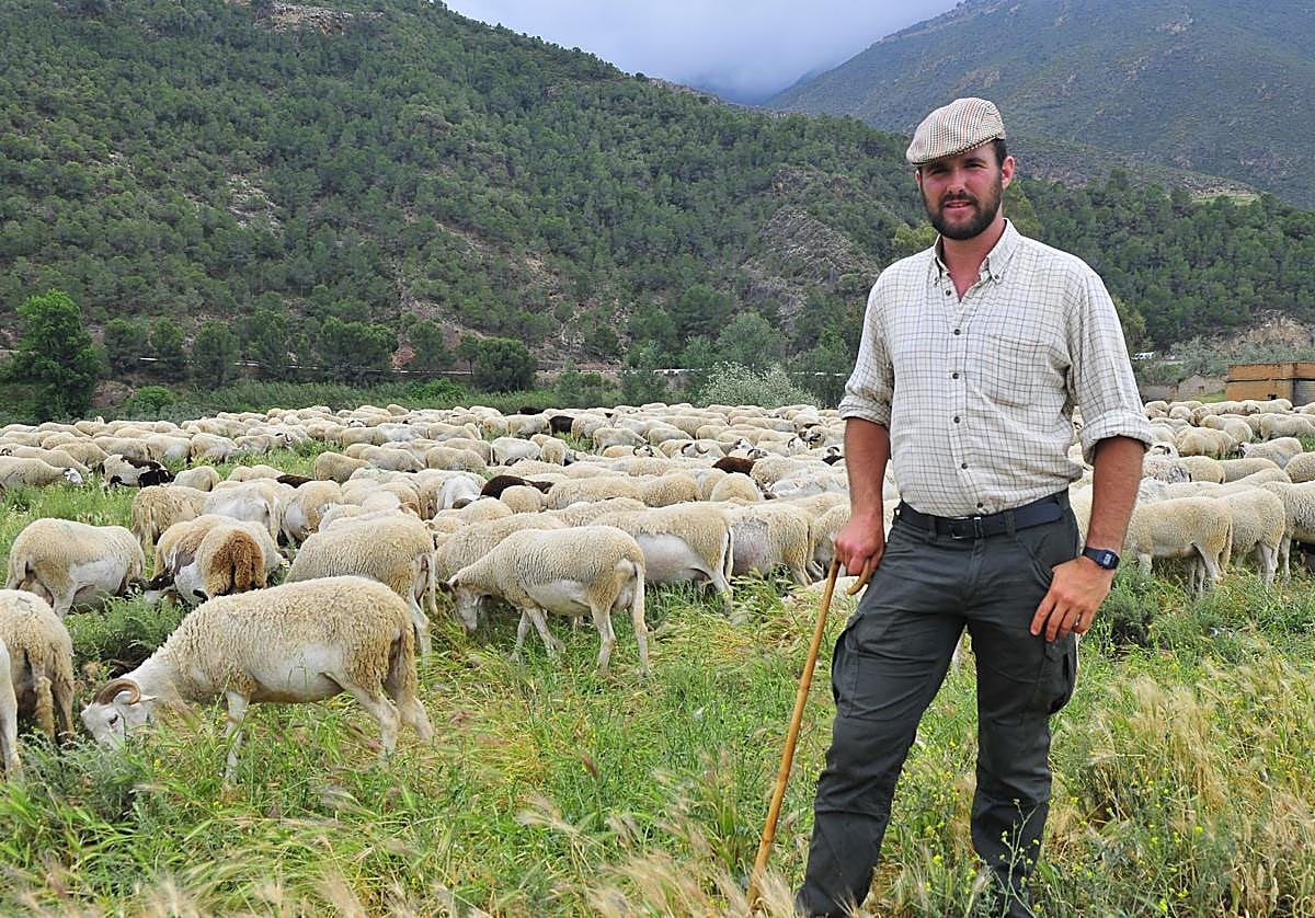 Jorge Gallegos con su rebaño en Órgiva