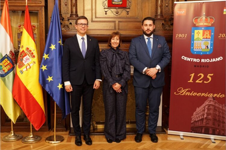 La embajadora del Principado de Andorra, Eva Descarrega, entre el presidente del Centro Riojano, José Antonio Rupérez, y Alfredo Leonard, consejero de Relaciones Institucionales del Foro asturiano.