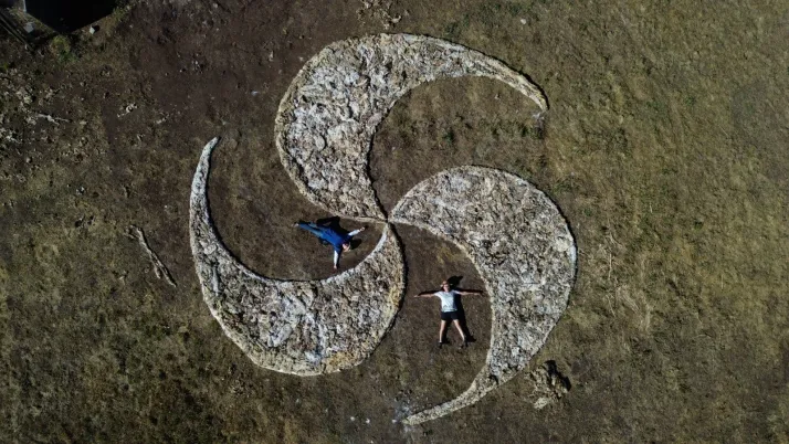 Oncala acoge un trisquel gigante de lana de diez metros