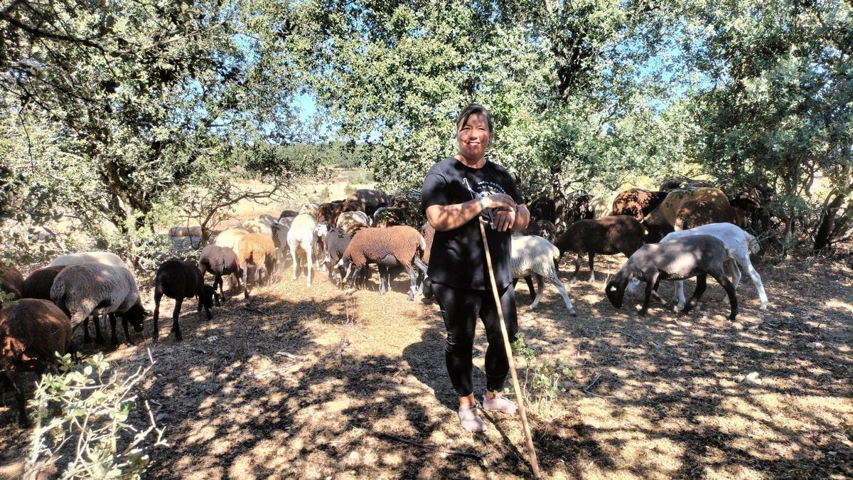 Almudena Rodríguez pastoreando con las ovejas en Argañín